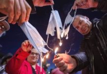 Простотията на Отровното трио и техните фенчета мина всякакви граници