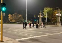 Народът окупира Орлов мост – девет човека и едно куче