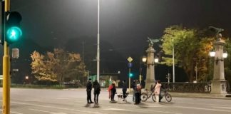 Народът окупира Орлов мост – девет човека и едно куче