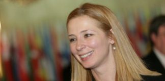 Няма такова животно като независимо правителство. Не само няма, но е опасно вредно да се настоява, че трябва да има