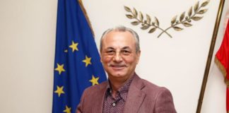 За какво да го съжалявам? Може да пие по два литра уиски и в малък апартамент