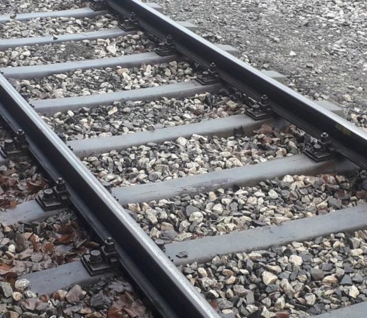 Бързият влак Кюстендил – София дерайлира заради паднали на релсите скали