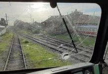 Вандали раниха с камъни машинист на движещ се влак