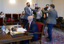 Вместо да пита Гешев и да получи отговори, едно момче устрои цирк