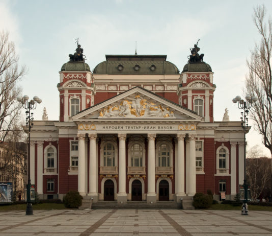 Театри заплашват да спрат представленията поради липсата на пари