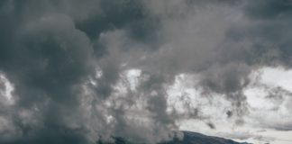 Предупредителни кодове в цялата страна за вятър и поройни дъждове