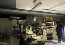 Нелегалната фабрика за цигари – шумоизолирана, с тъмни прозорци, генератор и спални за работниците /видео/