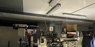 Нелегалната фабрика за цигари – шумоизолирана, с тъмни прозорци, генератор и спални за работниците /видео/