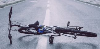 Мъж се блъсна в бордюр със самоделно колело с двигател и почина на място