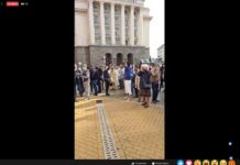 Няколко чифта стари обувки пред МС. Чуват се долнопробни псувни и разсъждения като в клиника за душевно болни