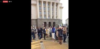 Няколко чифта стари обувки пред МС. Чуват се долнопробни псувни и разсъждения като в клиника за душевно болни