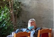 Депутатът от БСП Манол Генов сладко похърква в кулоарите на парламента