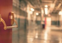 Майка и бебе са с изгаряния с ултравиолетова лампа в Инфекциозна болница в София