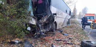 Двама загинали и четирима тежко ранени при удар на джип с автобус край Литаково