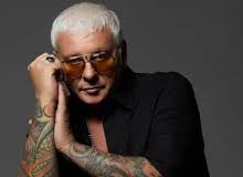 Певецът Стенли се лекува в болница от коронавирус