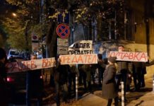 Викове и плакати „Оставка“ очакват Румен Радев пред БНТ (ВИДЕО)