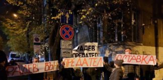 Викове и плакати „Оставка“ очакват Румен Радев пред БНТ (ВИДЕО)