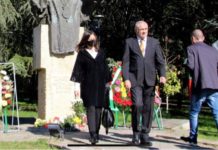 Депутат, контактен с Нинова, без маска на масово мероприятие