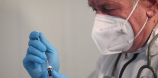 Гърция започва да поставя трета доза ваксина на рисковите граждани