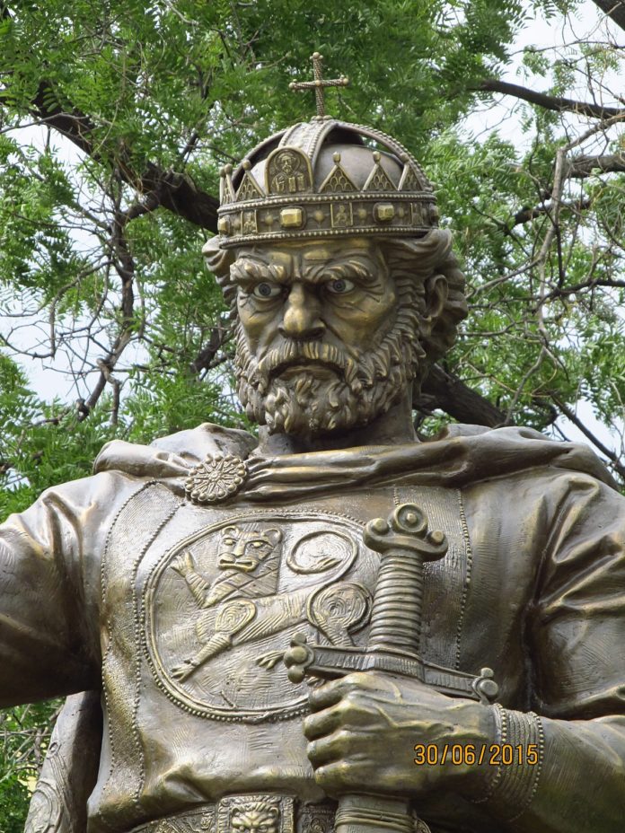 1200px-Monument_to_Samuil,_Sofia_2015-06-30