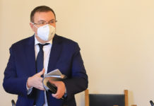 Като не броим Бил Гейтс, СЗО и фармацевтичните компании, не съм видяла друг да е доволен от тоя безкраен ужас