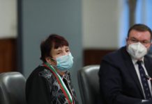 Най-възрастната работеща медсестра у нас се ваксинира срещу коронавируса