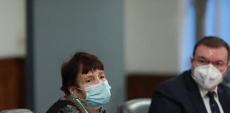 Най-възрастната работеща медсестра у нас се ваксинира срещу коронавируса