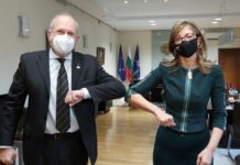 Захариева на Бучковски: Само думи не са достатъчни вече, искаме дела