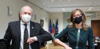 Захариева на Бучковски: Само думи не са достатъчни вече, искаме дела