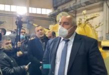 Премиерът инспектира как се реновират танковете Т-72 /видео/