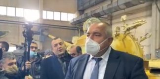 Премиерът инспектира как се реновират танковете Т-72 /видео/