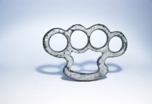 Жена отнесе удар с бокс след забележка за маски в автобус