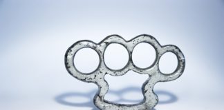 Жена отнесе удар с бокс след забележка за маски в автобус