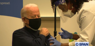 Докато Радев все още мисли, Джо Байдън се ваксинира срещу ковид-19 на живо по телевизията