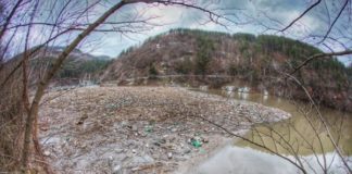 Десетина дни ще се чисти плаващото сметище в Искър