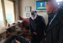 Трима бандити пребиха и ограбиха 92-годишна жена и мъжа, който я гледа