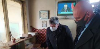 Трима бандити пребиха и ограбиха 92-годишна жена и мъжа, който я гледа