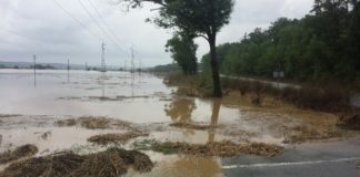 Над 10 общини все още са без ток след пороите