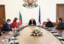 Променят ваксинационния план, за да имунизират изборната администрация преди вота