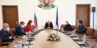 Променят ваксинационния план, за да имунизират изборната администрация преди вота