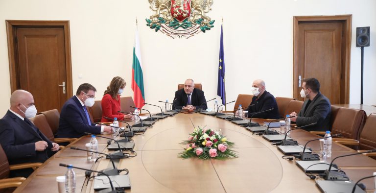 Променят ваксинационния план, за да имунизират изборната администрация преди вота