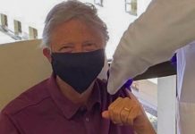 Бил Гейтс се ваксинира срещу коронавируса