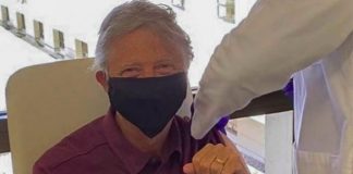 Бил Гейтс се ваксинира срещу коронавируса