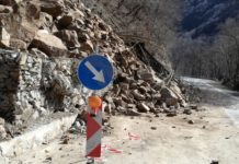 Огромно срутване затвори пътя между Места и Господинци (видео)