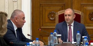 Марешки: Кой натиска копчетата на Радев