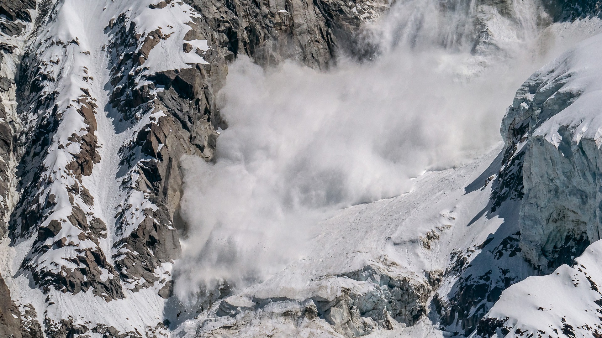 Опасност от лавини има във високите части на планините в
