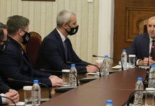 Що за цирк разиграва Радев