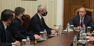 Що за цирк разиграва Радев