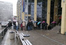 Огромни опашки от хора се вият пред Агенцията по вписванията