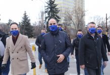 Цветанов се намъкна на протест за Навални, изгониха го и го освиркаха